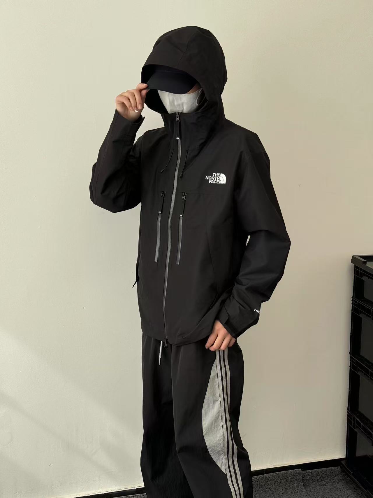 2025 The North Face Summit Series Technical Jacket - Cream/Black Colorblock with Dual-Zip Design