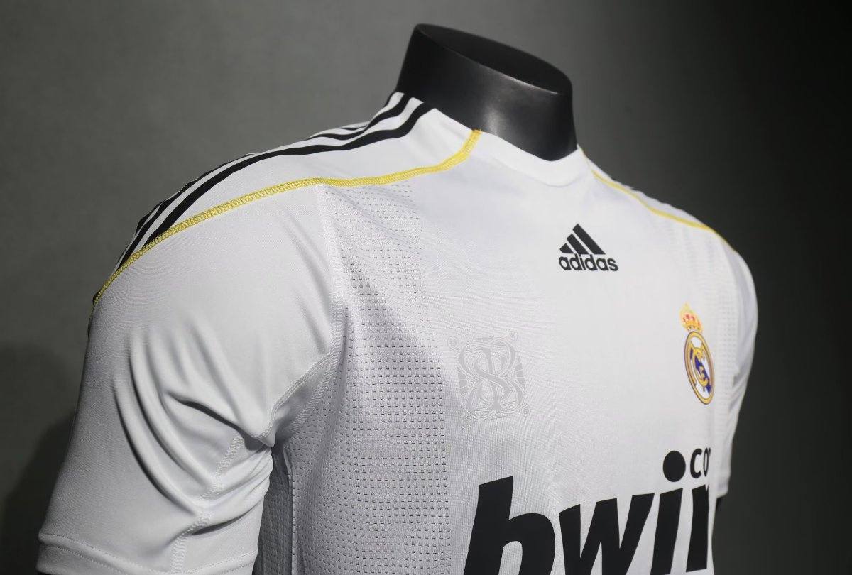 Player Version Retro 09/10 Real Madrid Home Jersey
